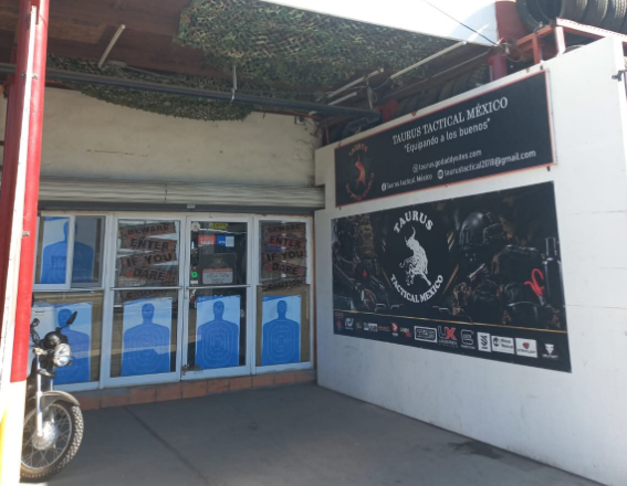 Frente de TAURUS TACTICAL MEXICO, tienda con lonas negras con el toro y blancos de tiro en las ventanas